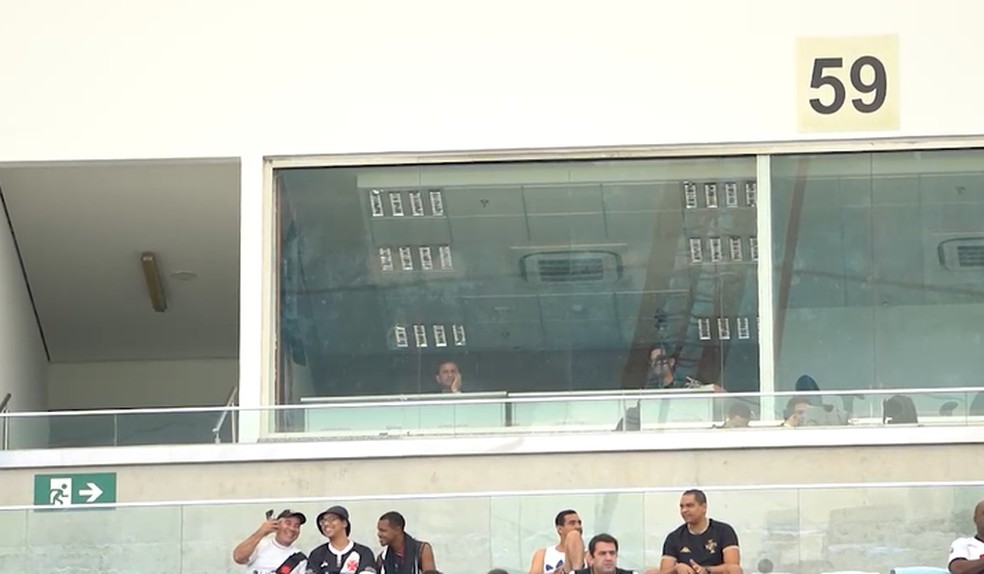 Ramon Diaz, suspenso, no Maracanã para assistir a Vasco 1 x 0 Atlético-MG — Foto: Reprodução