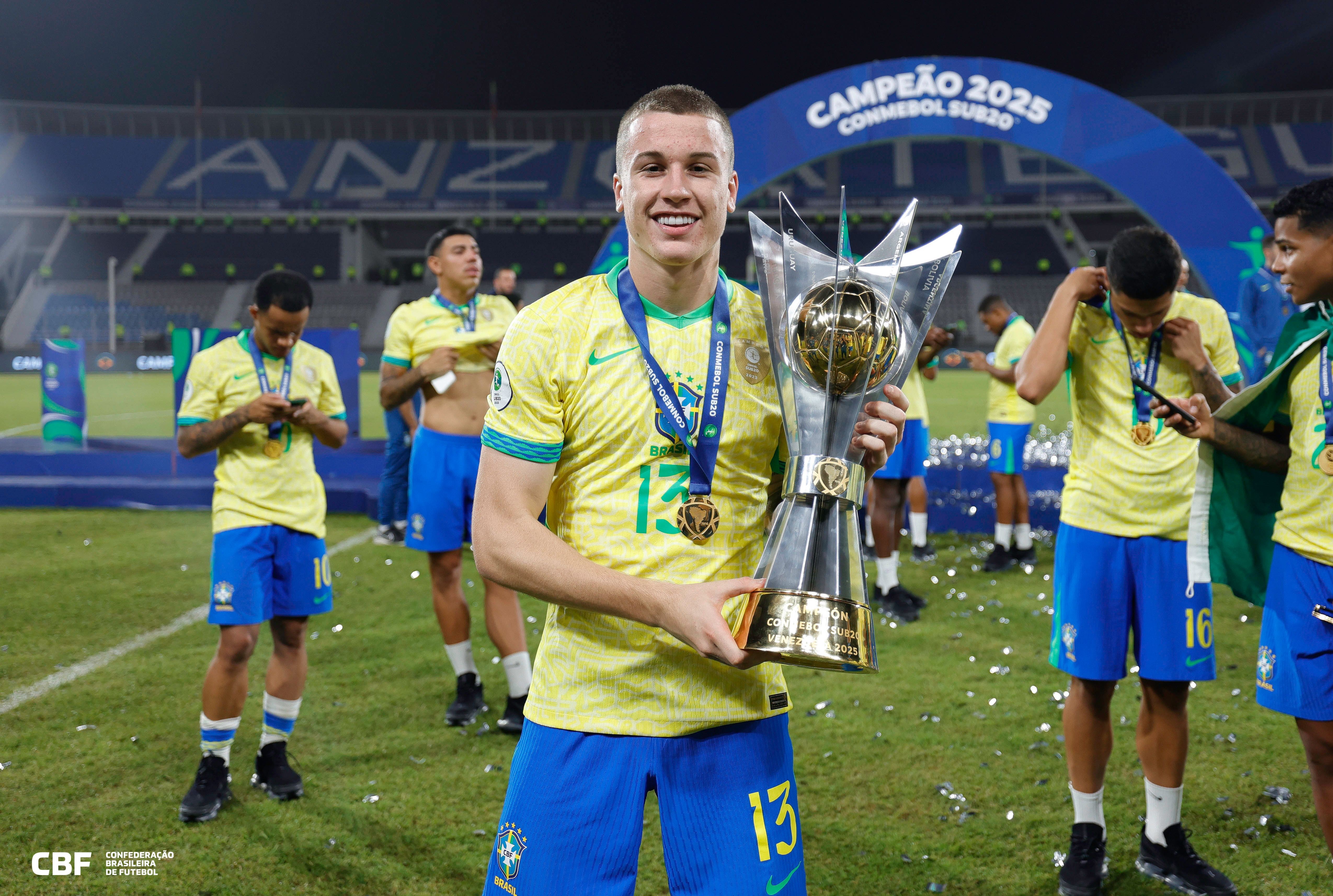 Ausência de laterais no Grêmio abre espaço para joia do sub-20 | Ge