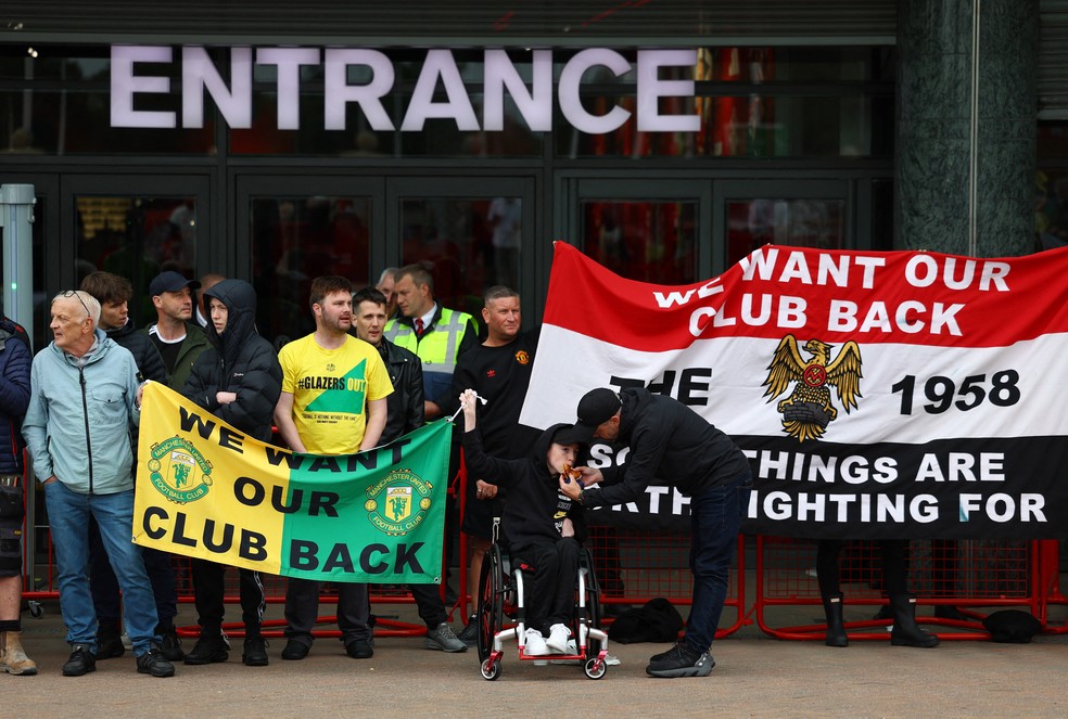 Jogo do Manchester United é adiado após torcedores entrarem no campo para  protestar contra donos do clube - BBC News Brasil