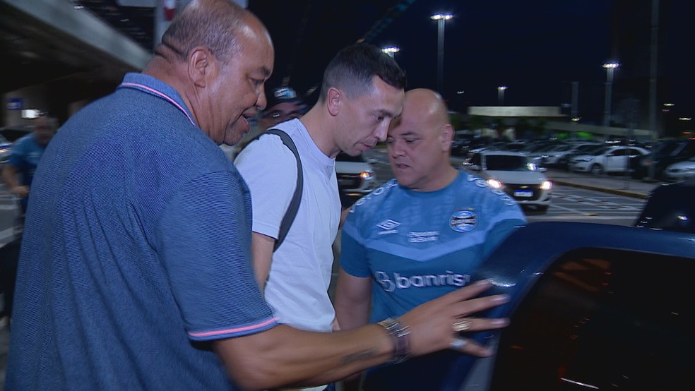 Agustín Marchesín, do Grêmio, desembarca em Porto Alegre — Foto: Rafael Lenz/RBS TV