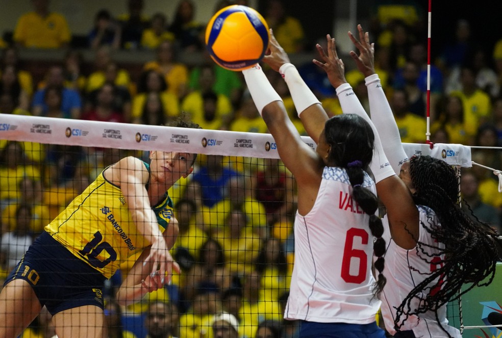 Brasil vence a Colômbia e vai invicto às semis do basquete