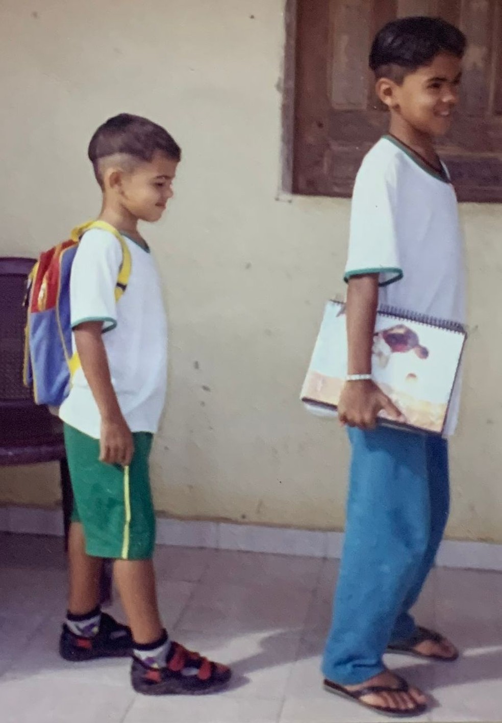 Raniele e o irmão Eric, quatro anos mais novo, na escola — Foto: Arquivo pessoal