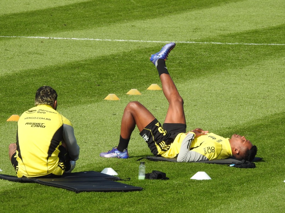 Alex Sandro, do Flamengo, faz alongamento em treino
