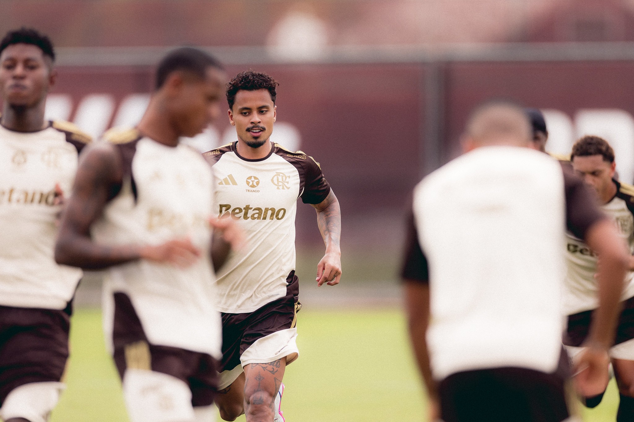 Flamengo enfrenta desafios na negociação de jogadores: Alvos de rivais ganham destaque