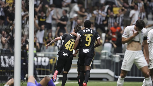 Vitão comemra gol do Atlético-MG contra o Fluminense