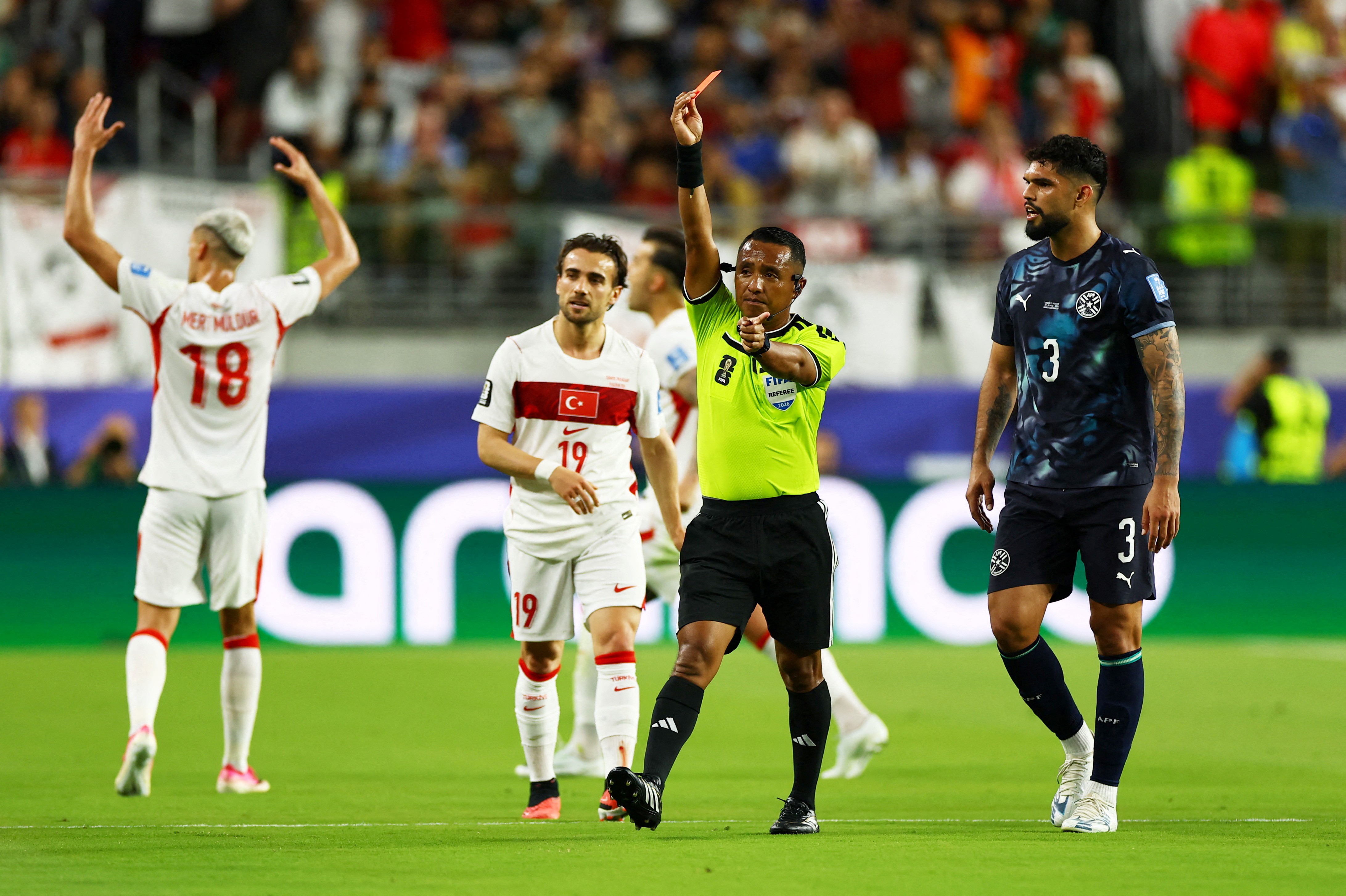 Árbitro que aplicou pela 1ª vez a "Lei Vini Jr." na Copa apitará semifinal entre França e Espanha