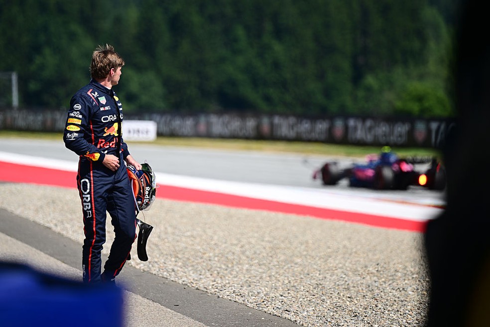 Max Verstappen abandona GP da Áustria da F1 2025 após ser atingido por Andrea Kimi Antonelli — Foto: Andrea Diodato/NurPhoto via Getty Images