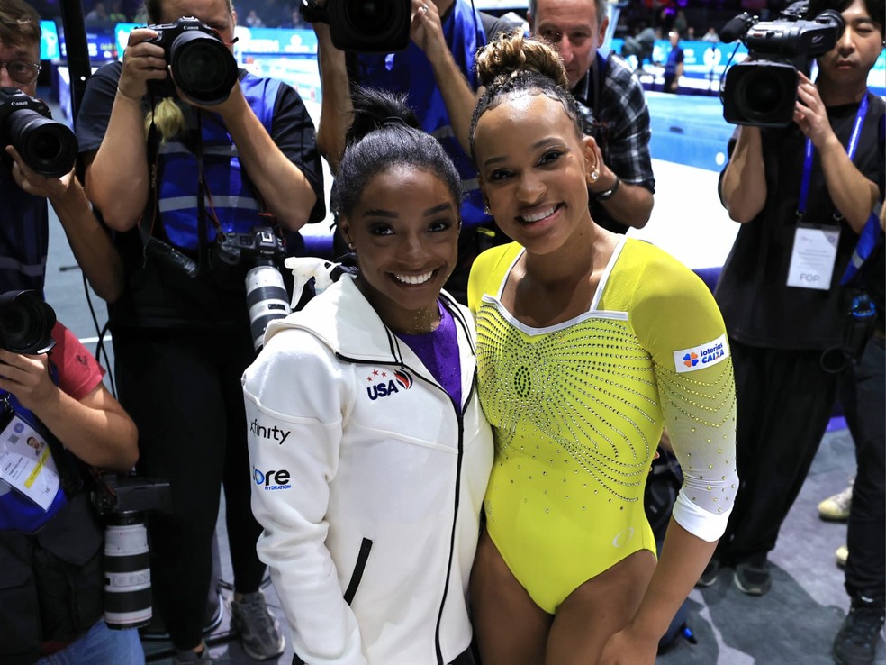 Simone Biles e Rebeca Andrade na final do Mundial da Anturpia  Foto: Ricardo Bufolin/CBG