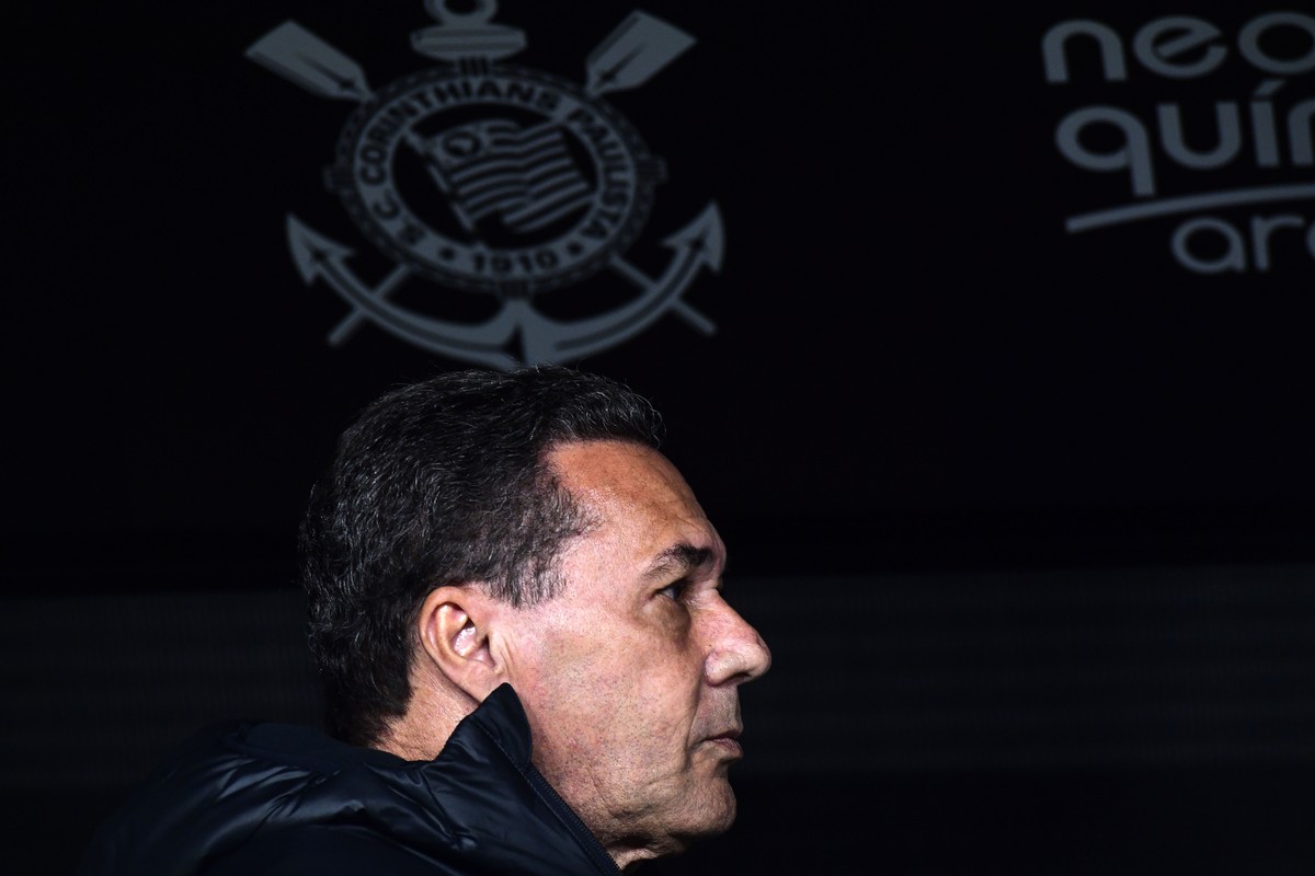 Luxemburgo embala sequência de vitórias na casa do Corinthians e mira recorde de Tite