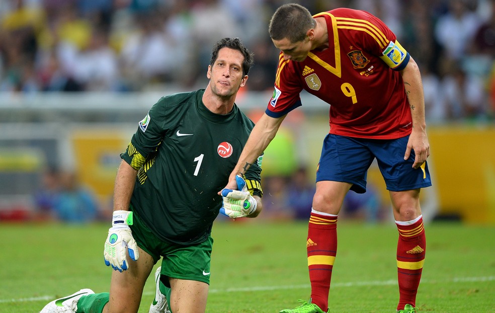 Fernando Torres cumprimenta Roche: atacante marcou quatro gols na goleada da Espanha sobre o Taiti — Foto: Getty Images