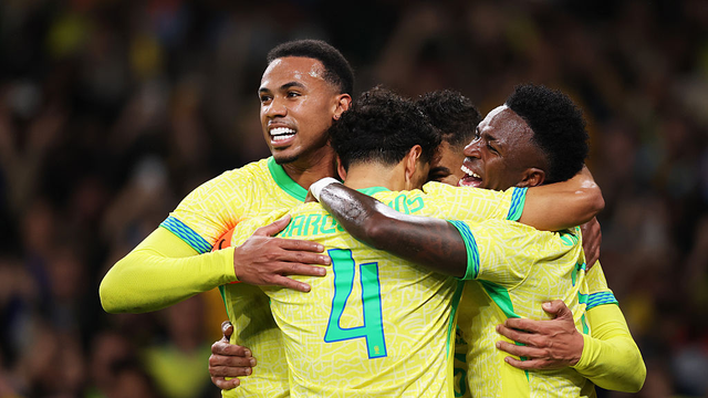 Jogadores do Brasil comemoram um dos gols sobre Senegal, em amistoso em Londres