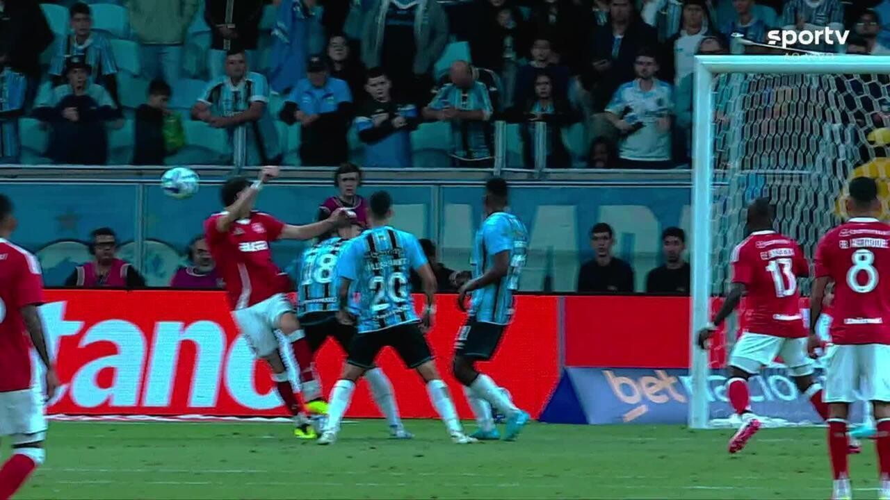 Árbitro comete erro ao não assinalar pênalti a favor do Grêmio no Gre-Nal