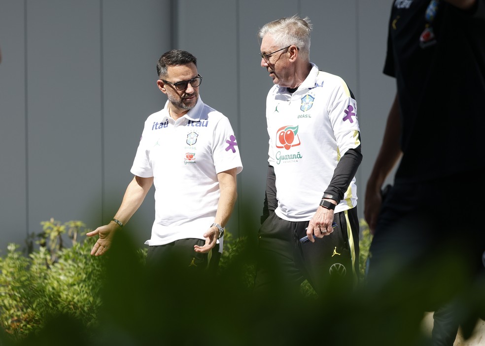 Rodrigo Caetano e o técnico Carlo Ancelotti antes de treino da Seleção