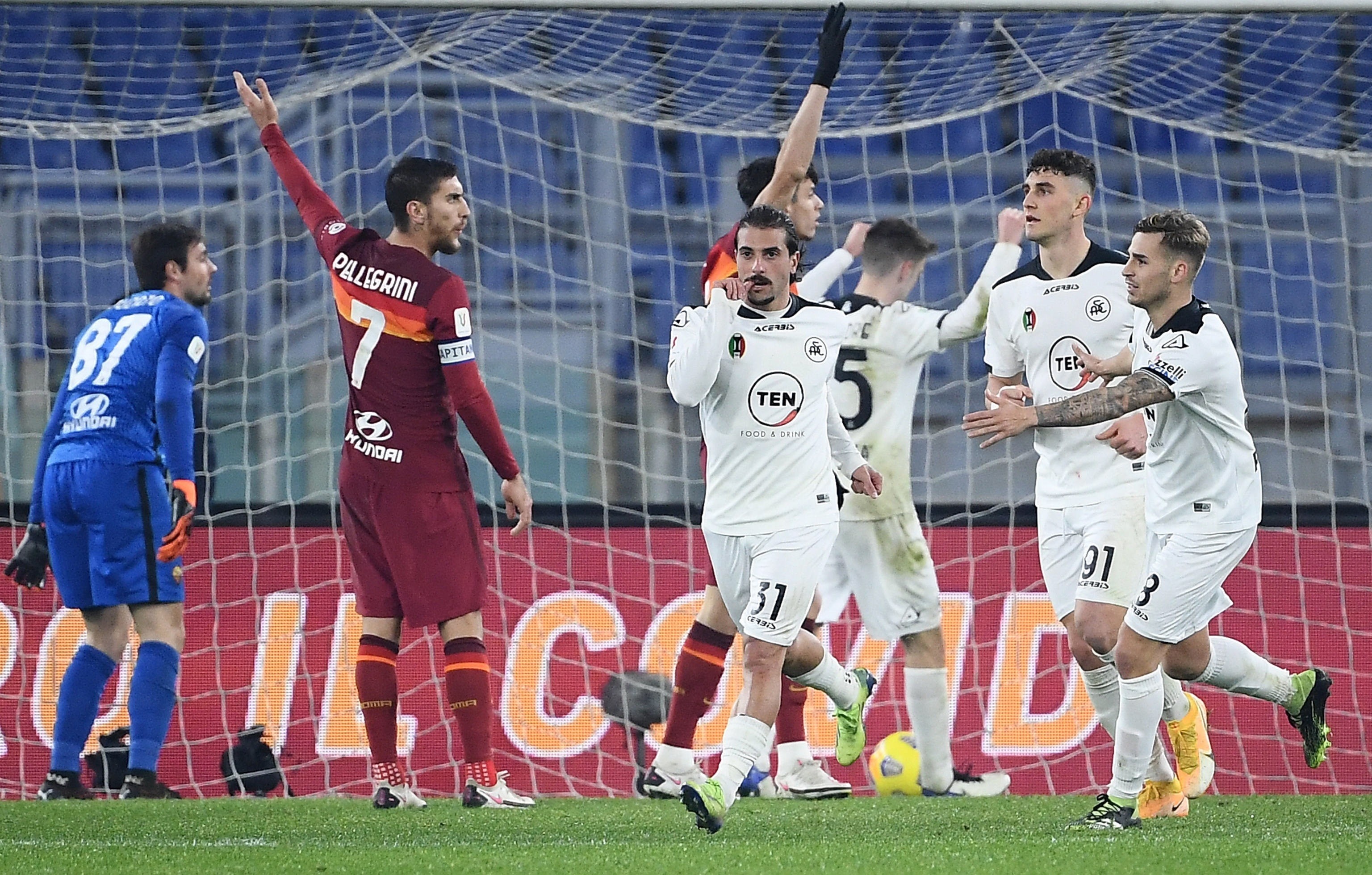 Roma tem dois expulsos, viola regra ao fazer seis substituições e é ...