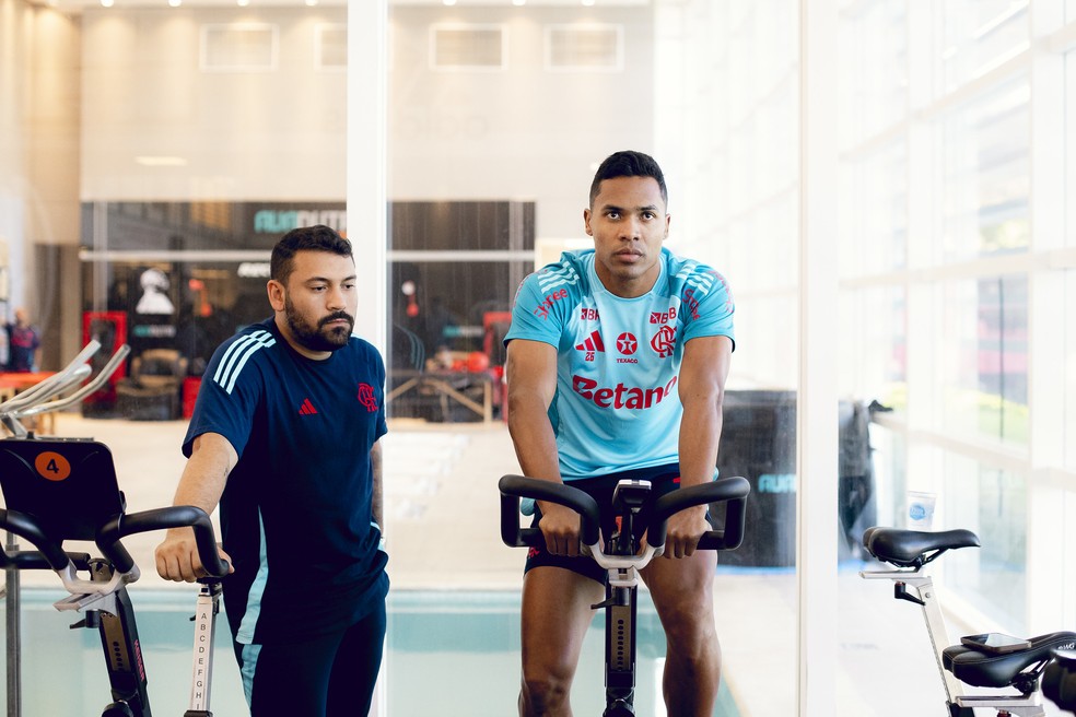Alex Sandro em treino no Flamengo, com foco na preparação física.