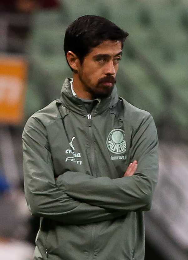 Palmeiras apresenta Artur Itiro como técnico do sub-17.