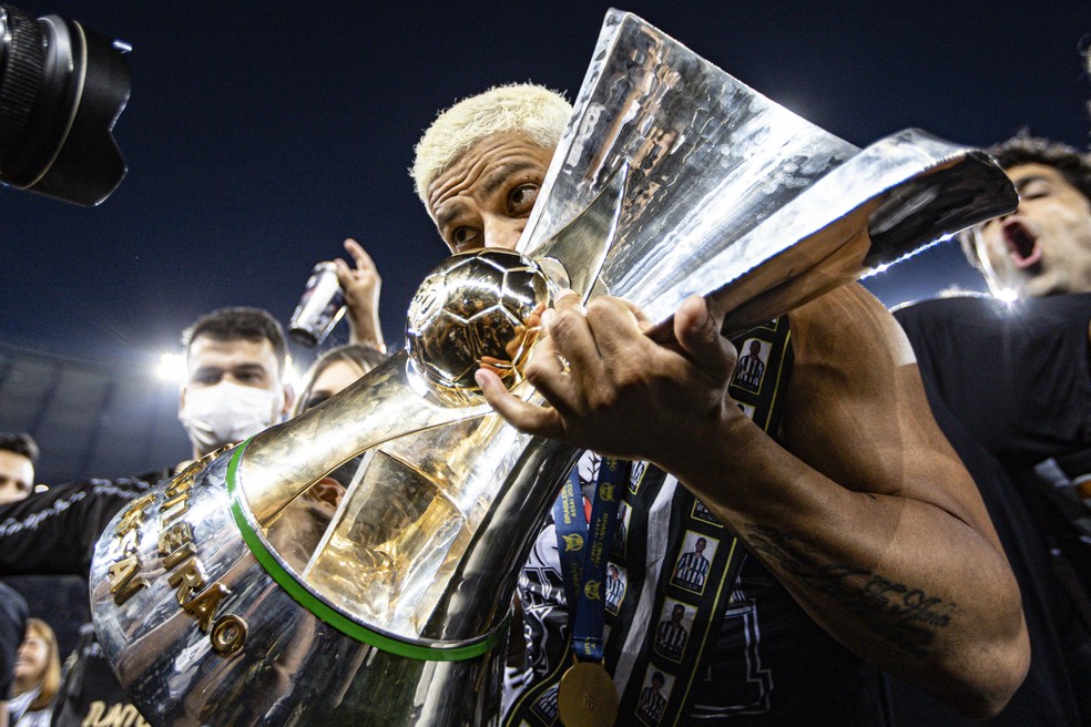 Hulk com o troféu de campeão brasileiro — Foto: Cristiane Mattos/Futura Press