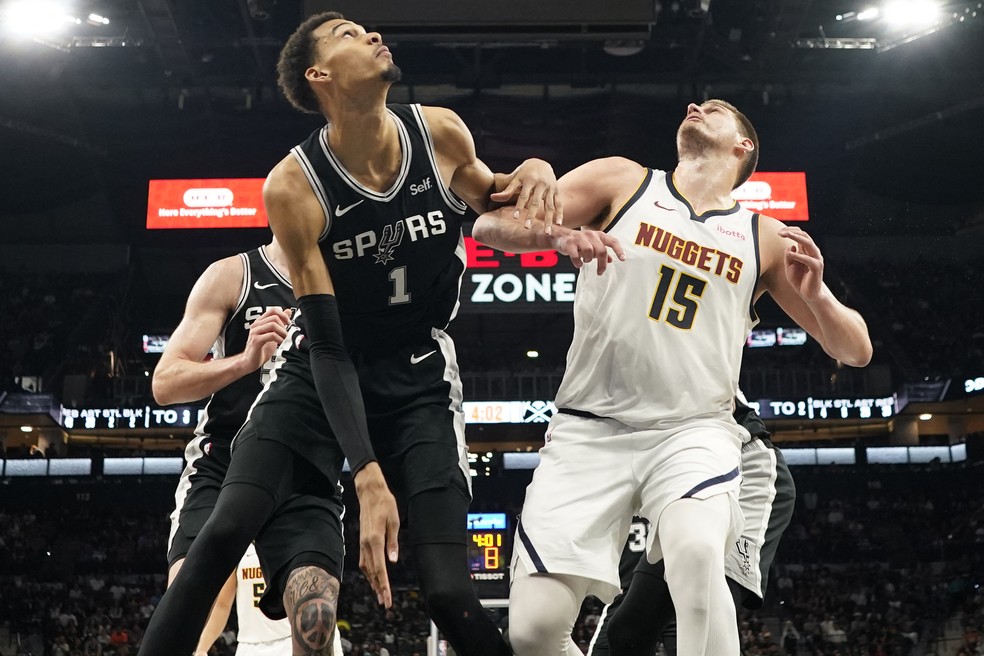 Victor Wembanyama e Nikola Jokic NBA San Antonio Spurs e Denver Nuggets — Foto: Scott Wachter-USA TODAY Sports