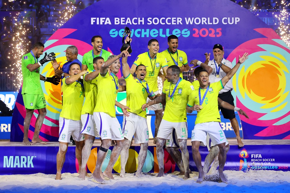 Brasil levanta a taça da Copa do Mundo de futebol de areia — Foto: Getty Images