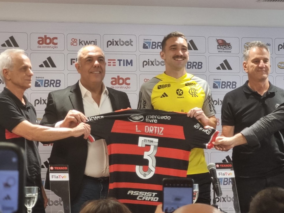 Léo Ortiz recebe camisa 3 no Flamengo — Foto: Thiago Lima