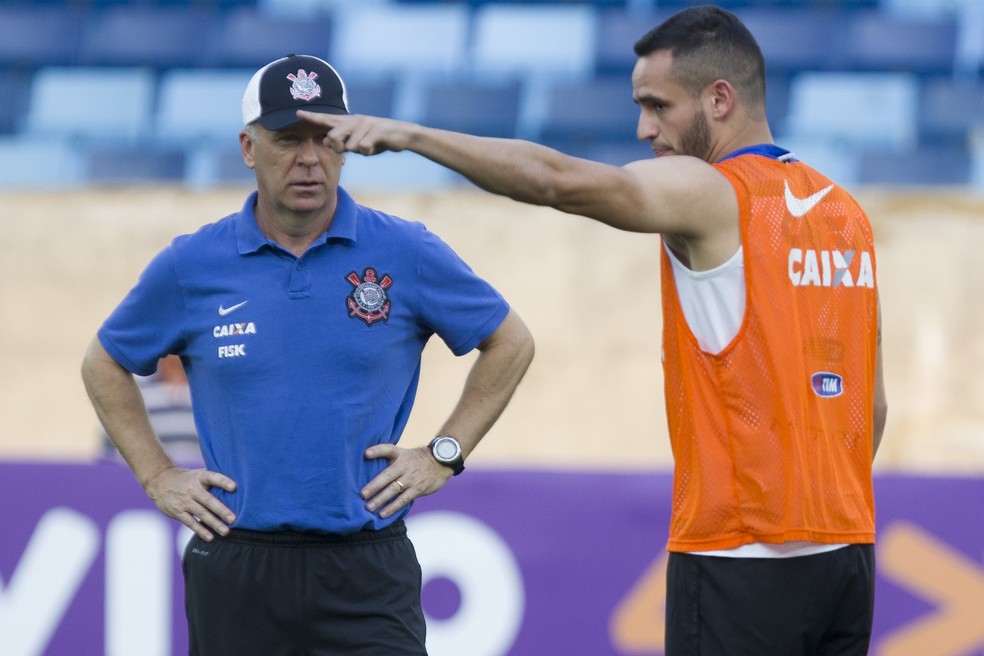 Mano Menezes e Renato Augusto em treino do Corinthians em 2014 — Foto: Daniel Augusto Jr/Ag.Corinthians