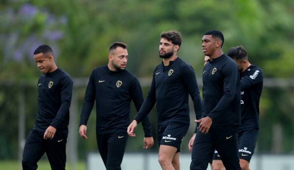 Mano divide elenco do Corinthians e comanda treinos específicos para ataque e defesa