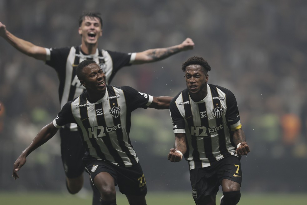 Fred jogador do Atletico-MG comemora seu gol durante partida contra o Cruzeiro — Foto: Gilson Lobo/AGIF
