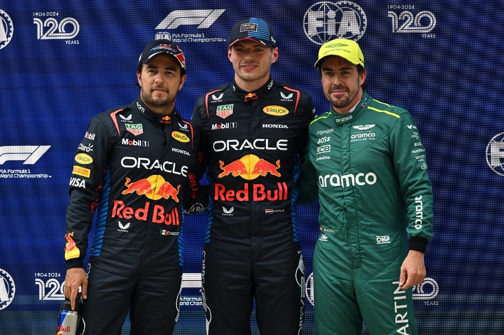 Top 3 do grid de largada do GP da China na F1 2024: Max Verstappen, Sergio Pérez e Fernando Alonso — Foto: HECTOR RETAMAL / AFP