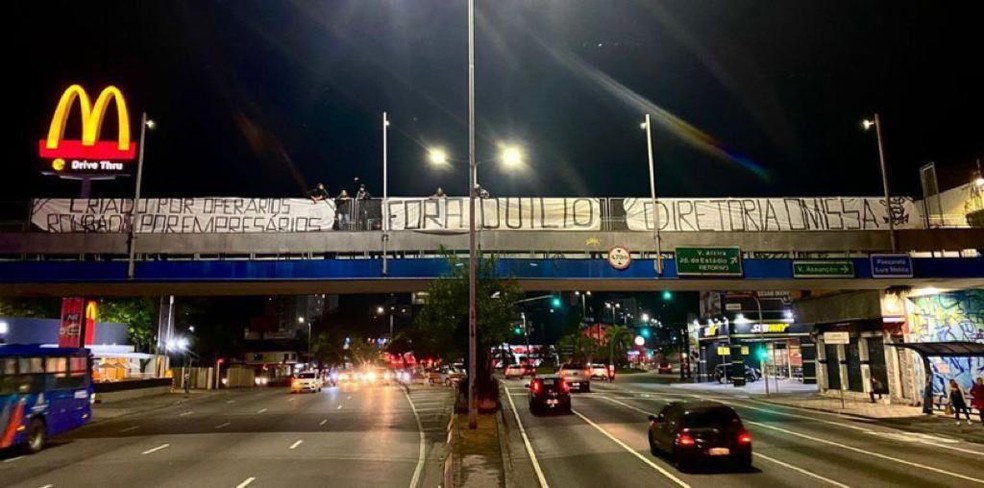 Faixa de protesto do Corinthians — Foto: Reprodução rede social