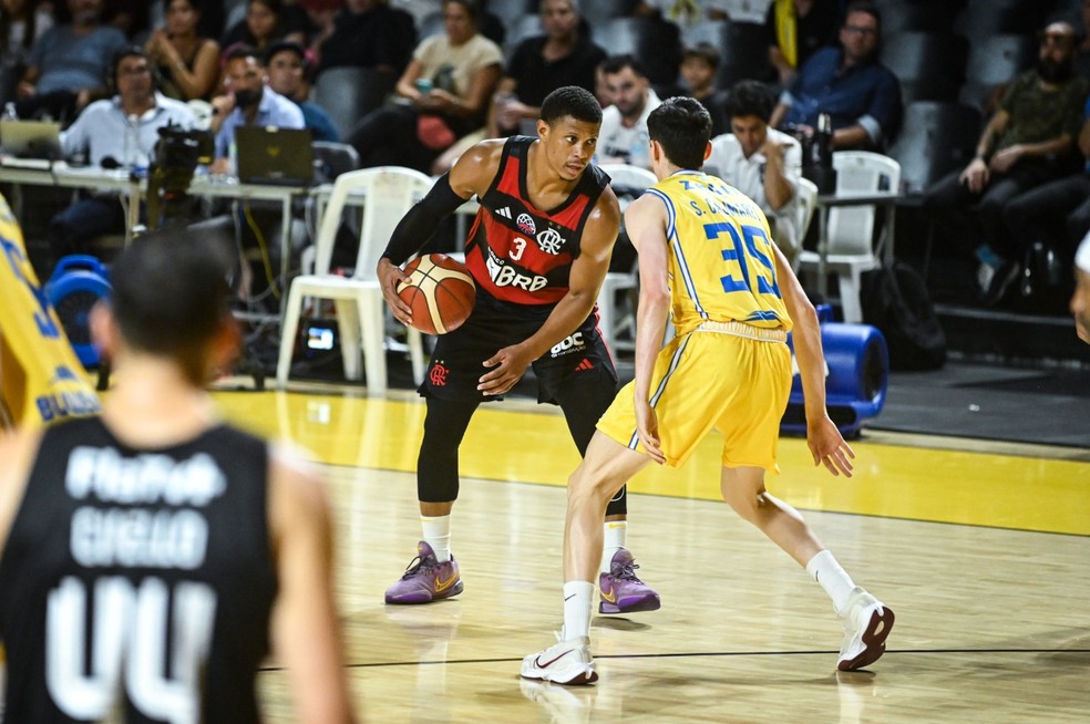 Flamengo e Hebraica Macabi fizeram um 1º tempo equilibrado — Foto: Bruno Tasende/FIBA