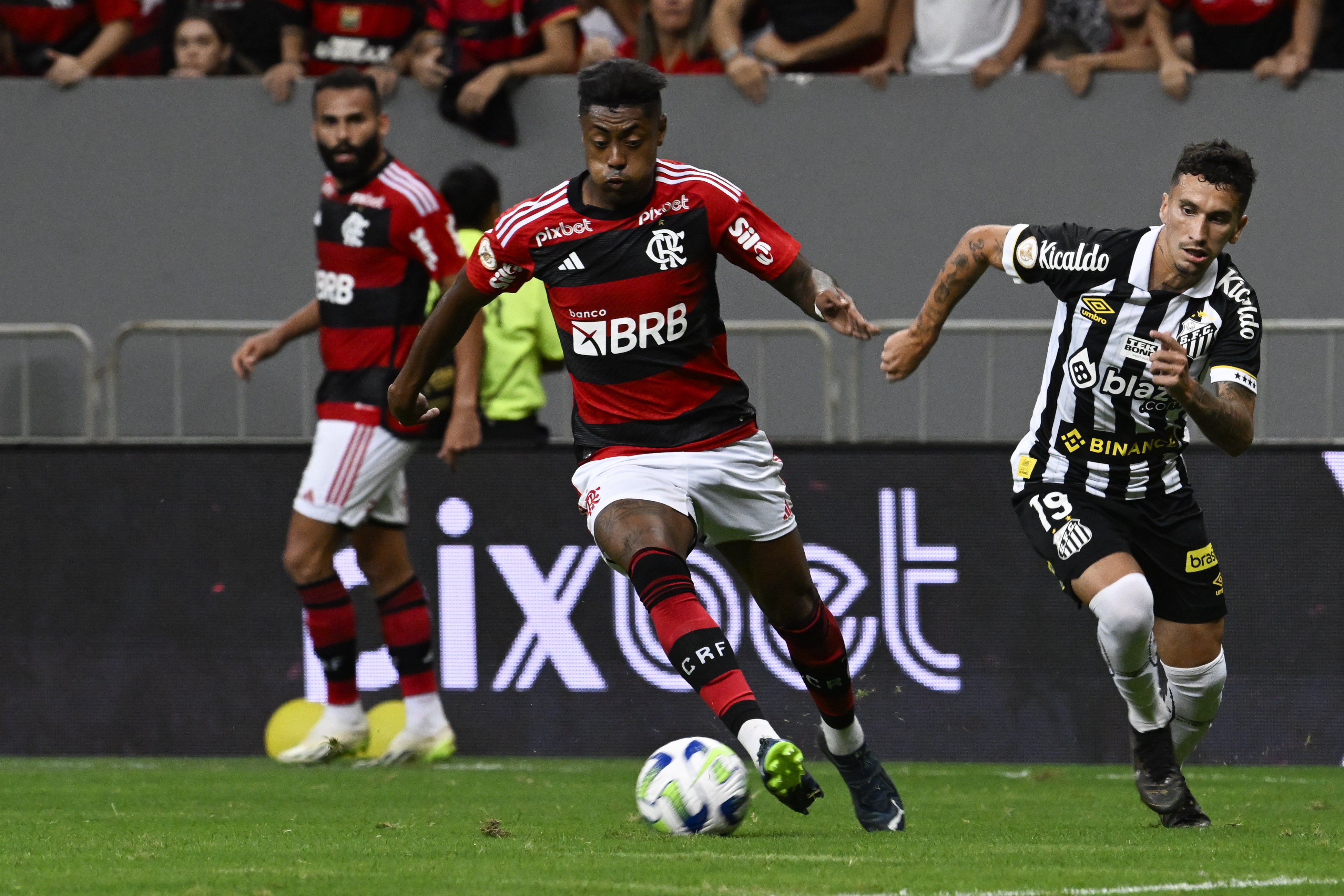 Justiça do DF acolhe denúncia, e Bruno Henrique, do Flamengo, se torna réu por fraude esportiva