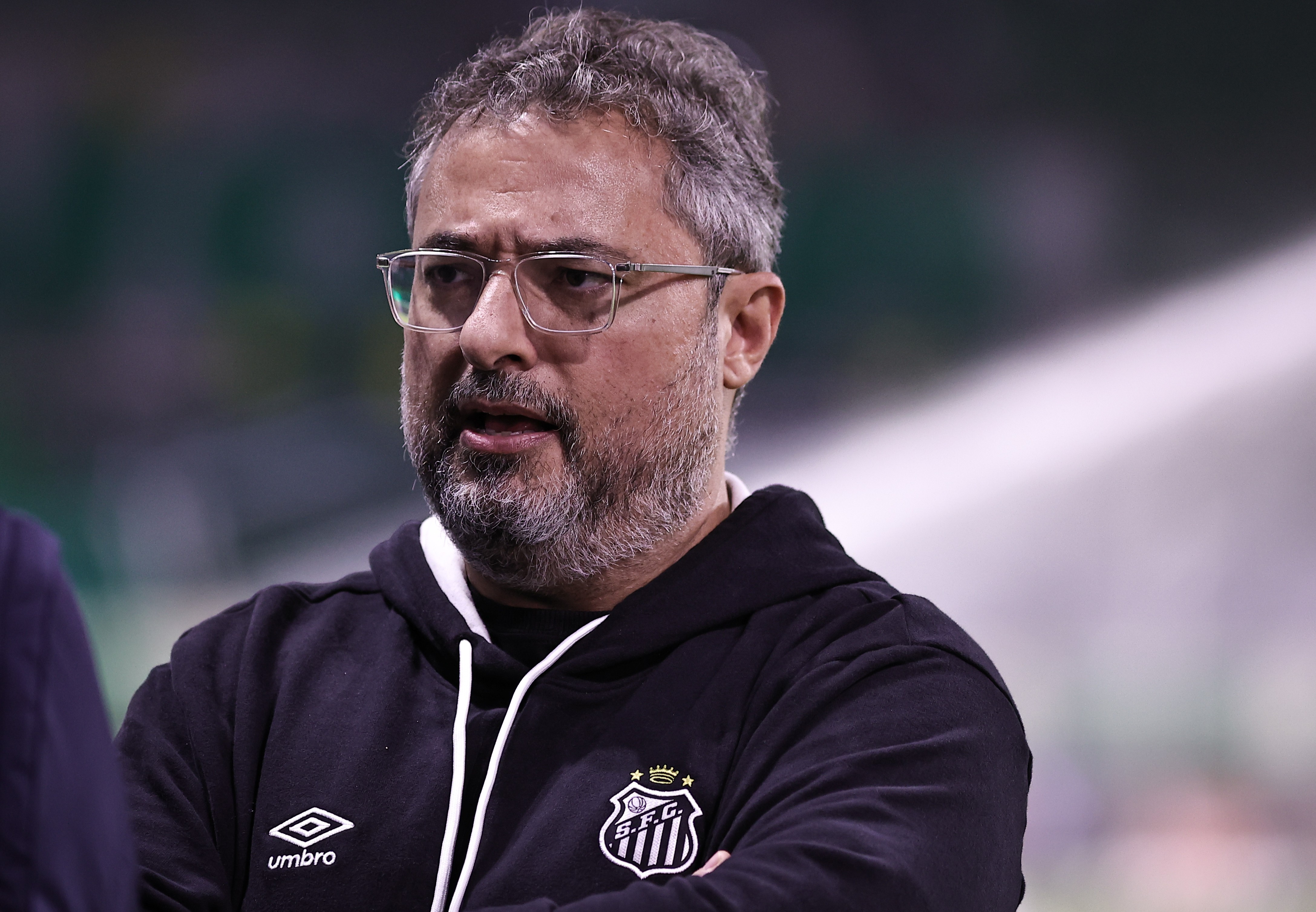 Mattos diz que Santos quitou atrasados, desconversa sobre Arthur e explica ausência de Neymar | Ge