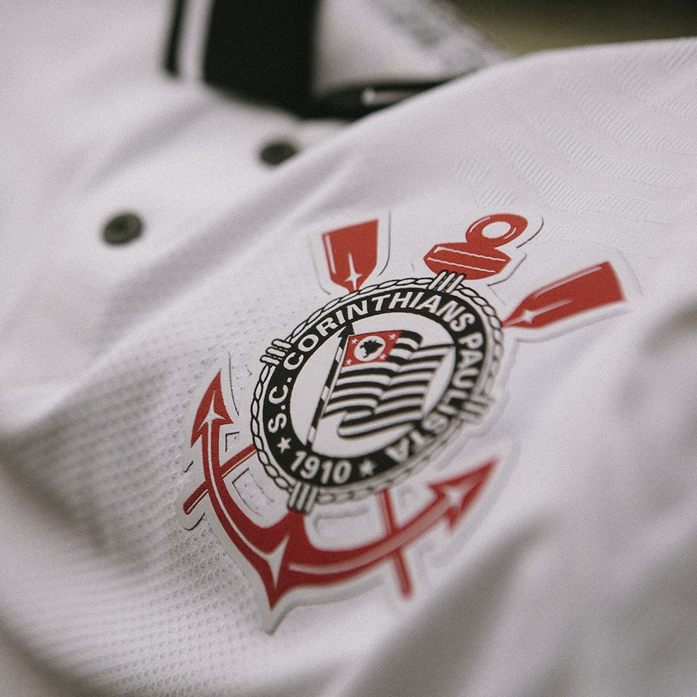 Escudo do Corinthians em uma das camisas oficiais da equipe — Foto: Divulgação