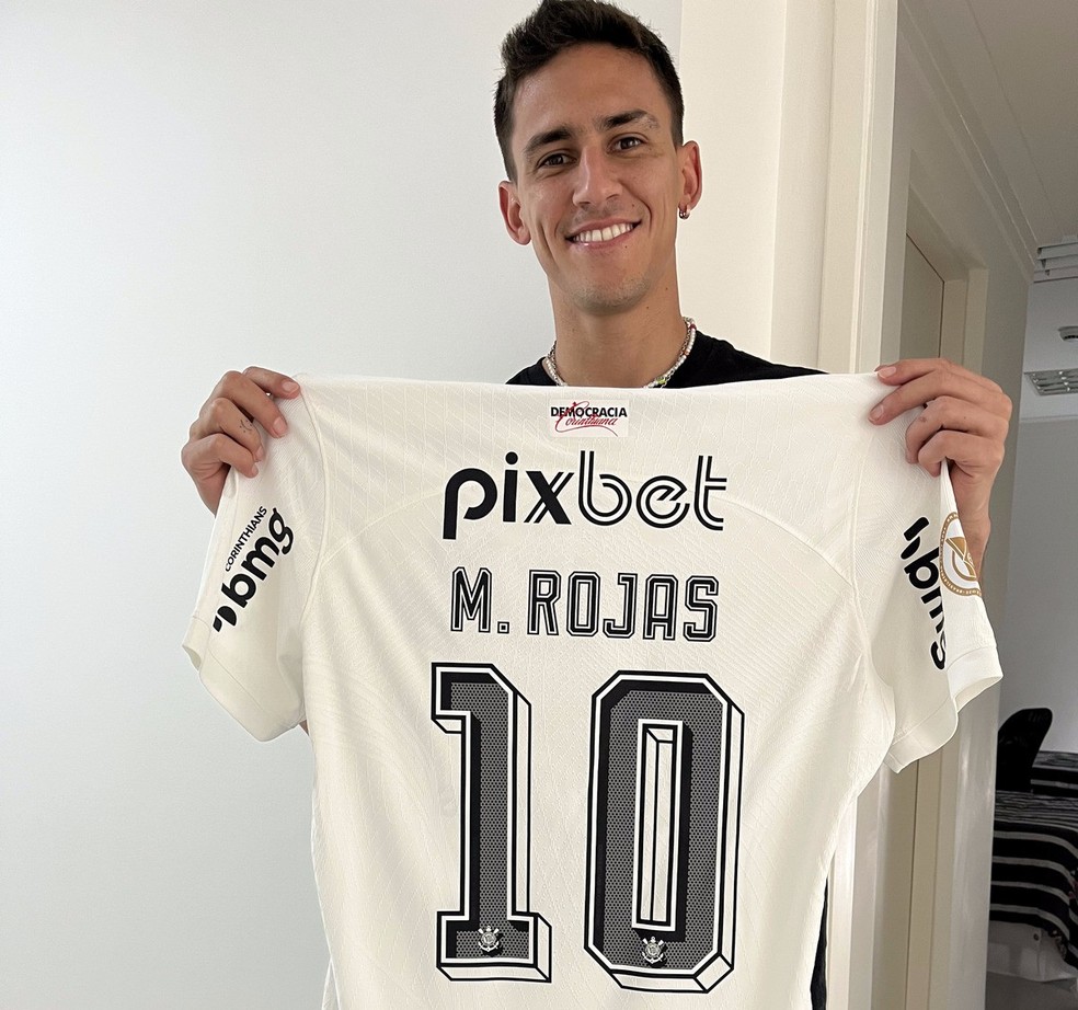 Matías Rojas exibe a camisa 10 do Corinthians — Foto: Jô Ribeiro/Corinthians