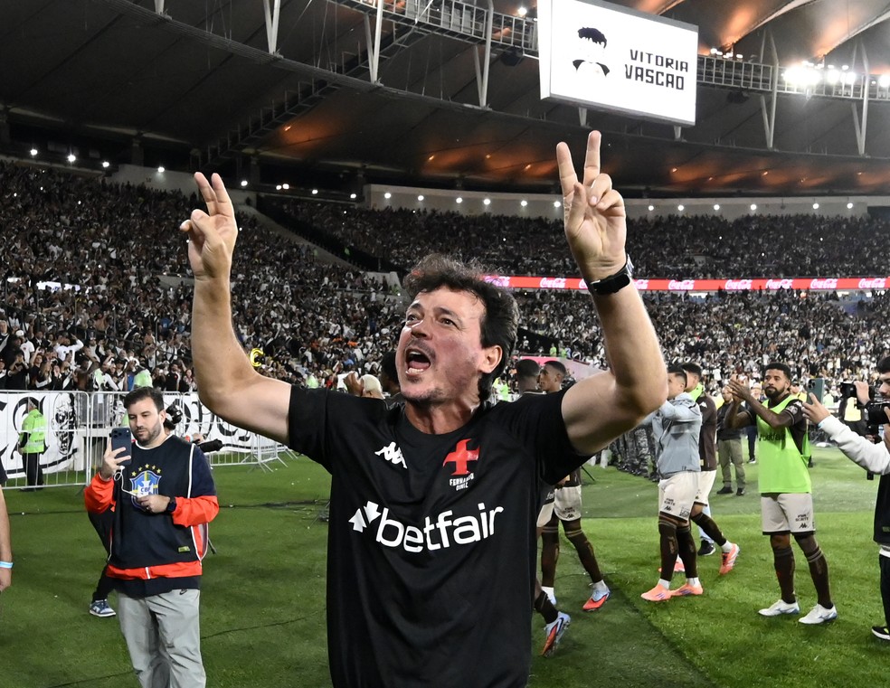 Fernando Diniz comemora vitria do Vasco contra o Fluminense  Foto: Andr Duro