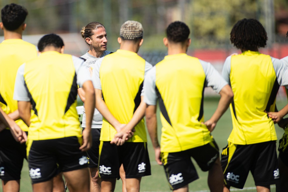 Filipe Lus em treino do Flamengo Sub-20  Foto: Adriano Fontes