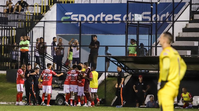 Jogadores do CRB comemoram gol de Juninho Valoura
