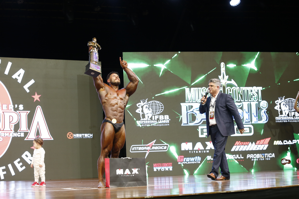 Ramon Dino levanta troféu da Classic Physique no Mr. Olympia Brasil 2024 — Foto: Gustavo Tilio