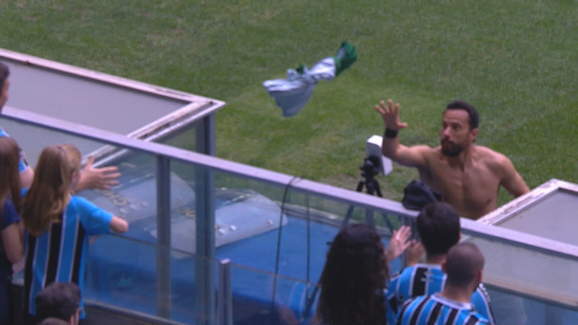 Nenê presenteia torcedor gremista com camisa durante confronto entre Grêmio x Juventude.