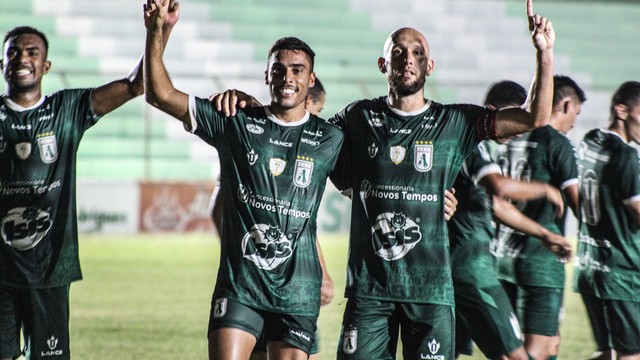 Jogadores do Sousa comemorando gol contra o Horizonte