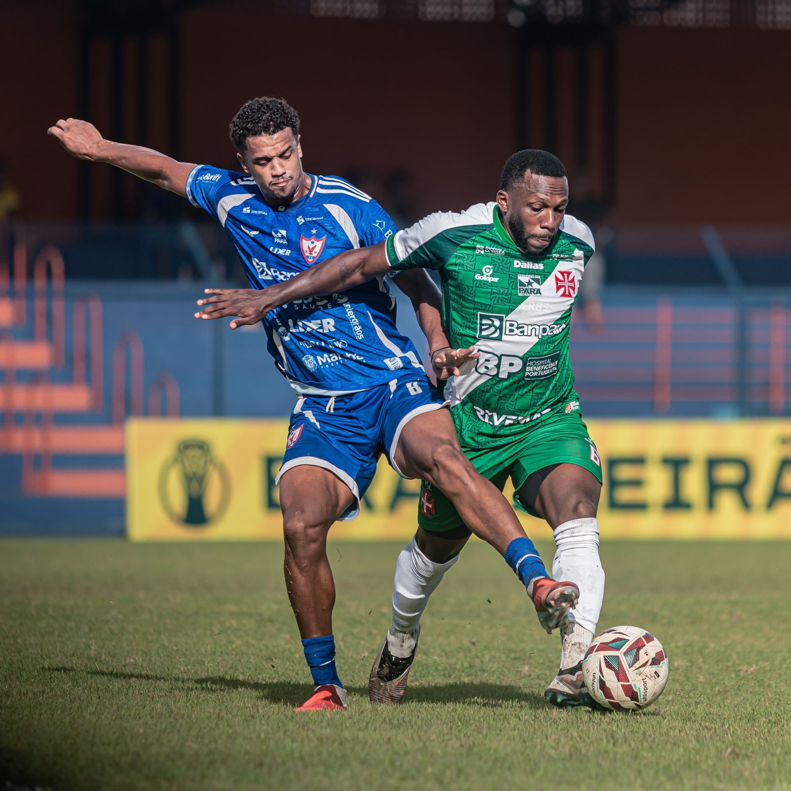 Momento decisivo da partida entre Tuna Luso e Águia de Marabá pela Série D