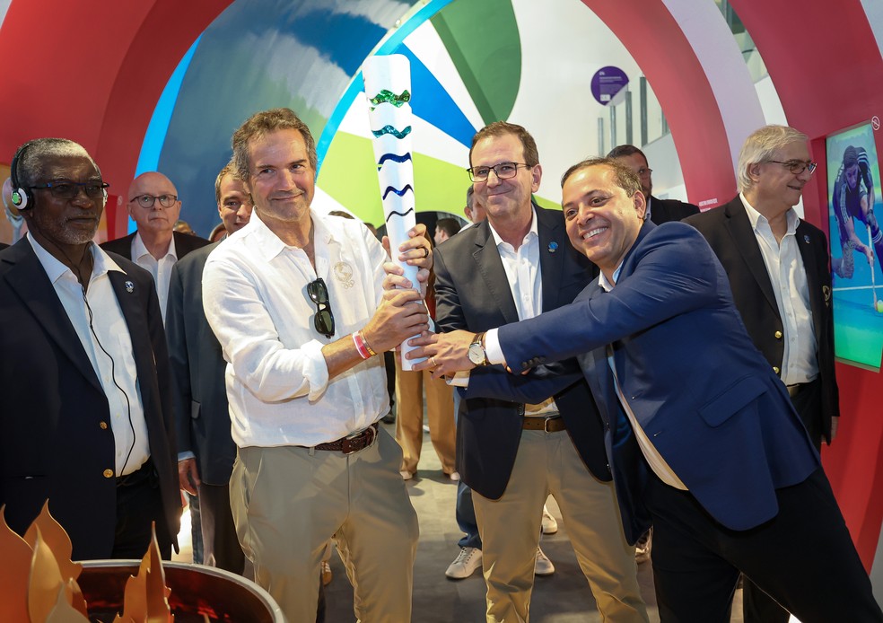 Presidente da PanAm Sports, o chileno Neven Ilic (à esq.), e os prefeitos de Rio e Niterói, Eduardo Paes e Rodrigo Neves, seguram a tocha olímpica — Foto: Marlon Falcão/Candidatura Rio-Niterói 2031