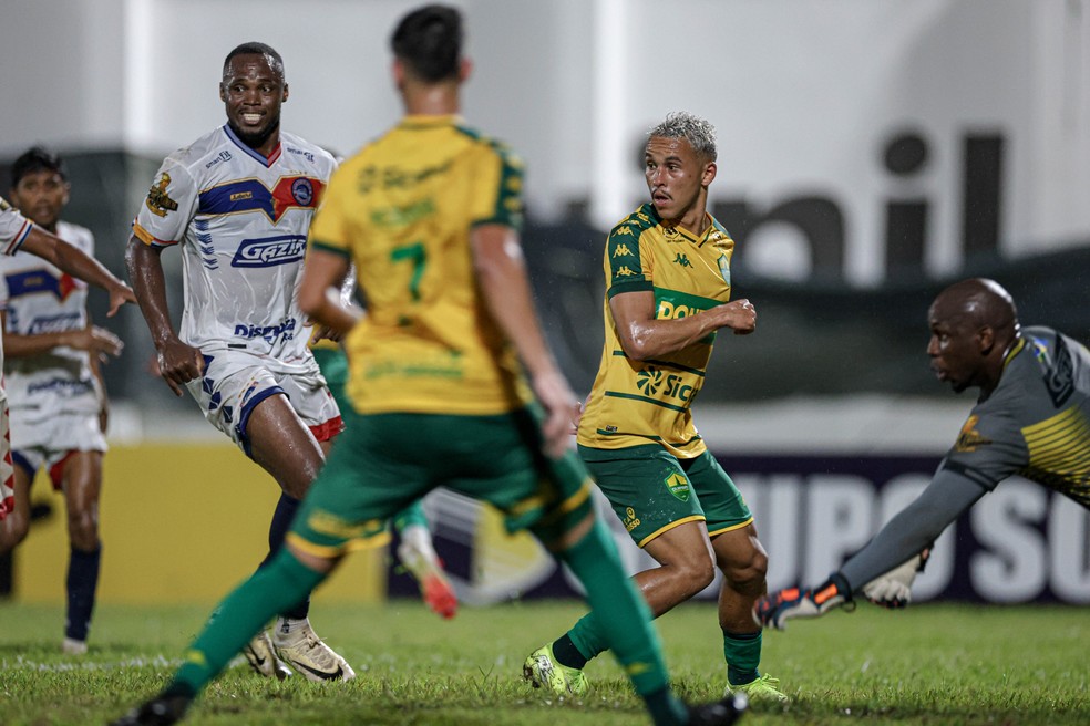 Goleiro Digão do Porto Velho foi o grande destaque da partida — Foto: AssCom Dourado
