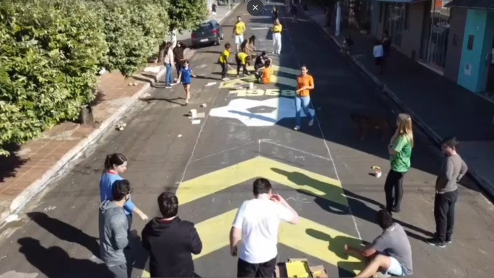 Voluntários pintam quarteirão em Irapuã representando a história da Seleção