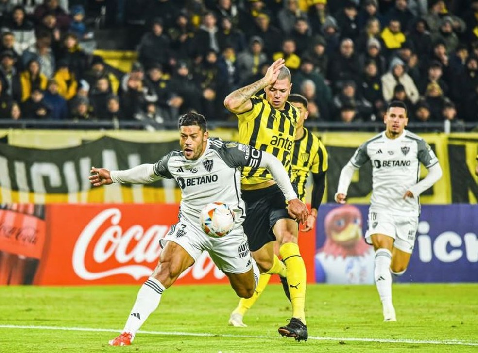 L&eacute;o Coelho em disputa contra o atacante Hulk do Atl&eacute;tico-MG pela Libertadores. &mdash; Foto: Arquivo Pessoal