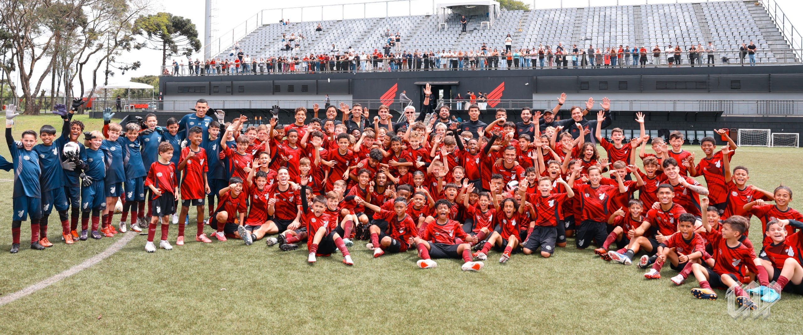 100 crianças x 9 atletas: Athletico promove desafio descontraído para o Dia das Crianças; assista