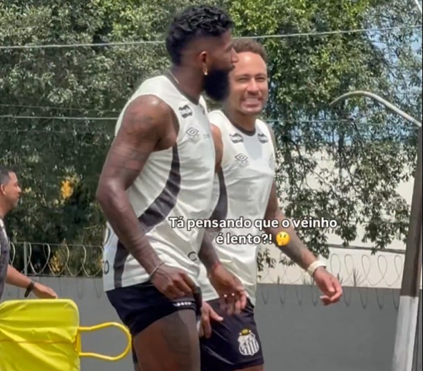 "Tá pensando que o velhinho é lento?": Neymar brinca com Rodinei em treino do Santos