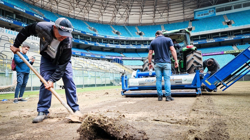 Começa o trabalho de replantio do gramado da Arena do Grêmio — Foto: Emanuel Prestes / Arena do Grêmio