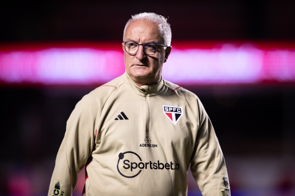 Dorival Júnior, técnico do São Paulo, no jogo contra o Cruzeiro — Foto: Leonardo Sguaçabia