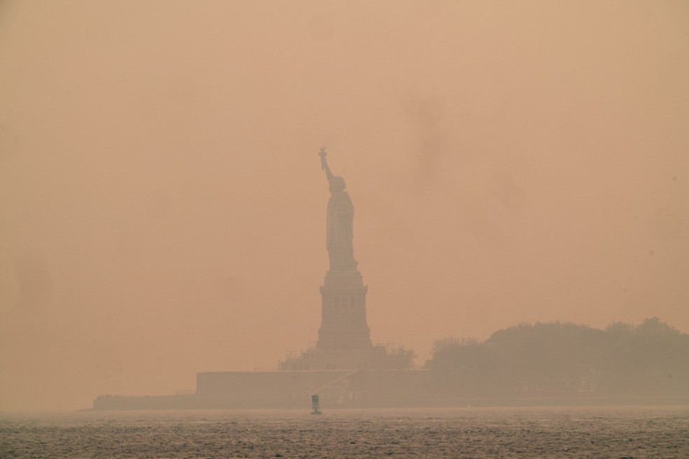 Fumaça originada de incêndios no Canadá chegou aos Estados Unidos, mudando cenário de cartões postais — Foto: David Dee Delgado / GETTY IMAGES NORTH AMERICA / Getty Images via AFP